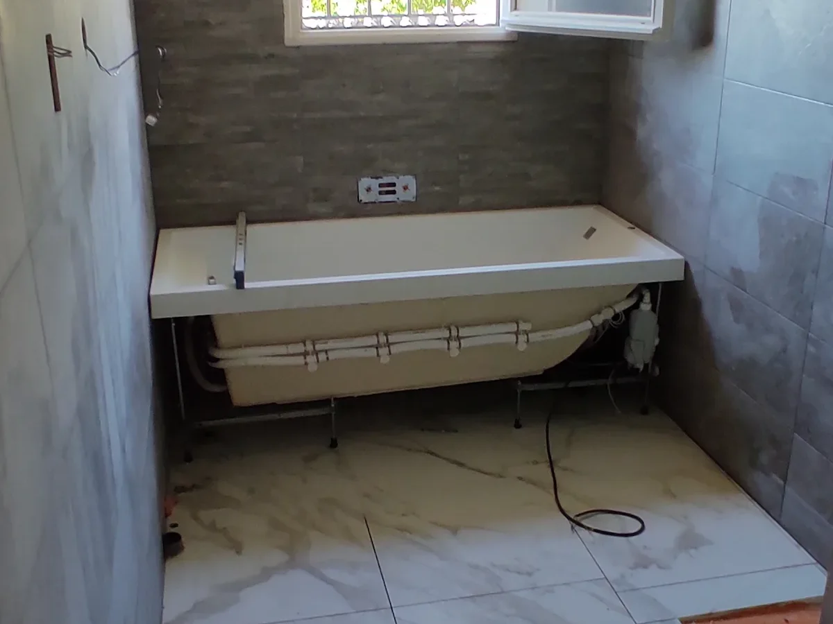 rénovation des équipement d'une salle de bain avec intégration d'une douche italienne et d'une baignoire balnéo DREAM SENSE 3