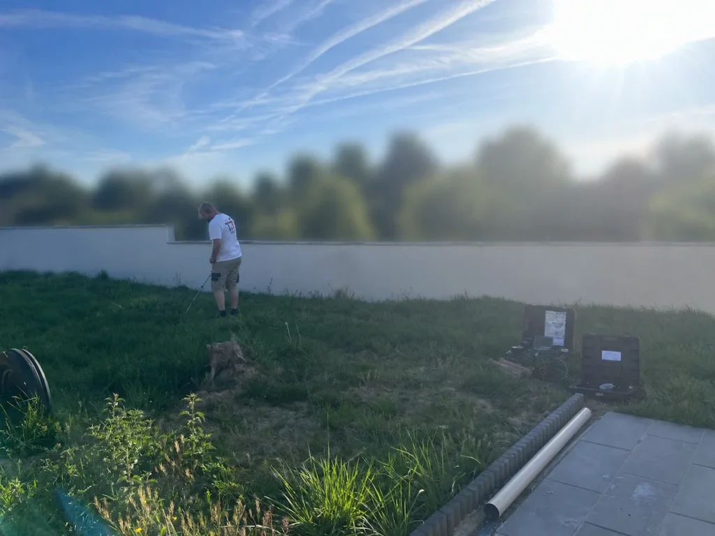 Loïc utilisant la sonde de localisation pour repérer l'emplacement d'une casse sur une canalisation enterrée — intervention en maison individuelle