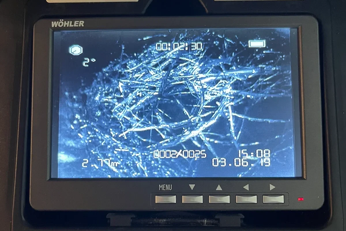 Écran caméra d'inspection Wöhler VIS 350 montrant un bouchon dans une canalisation à Limoges