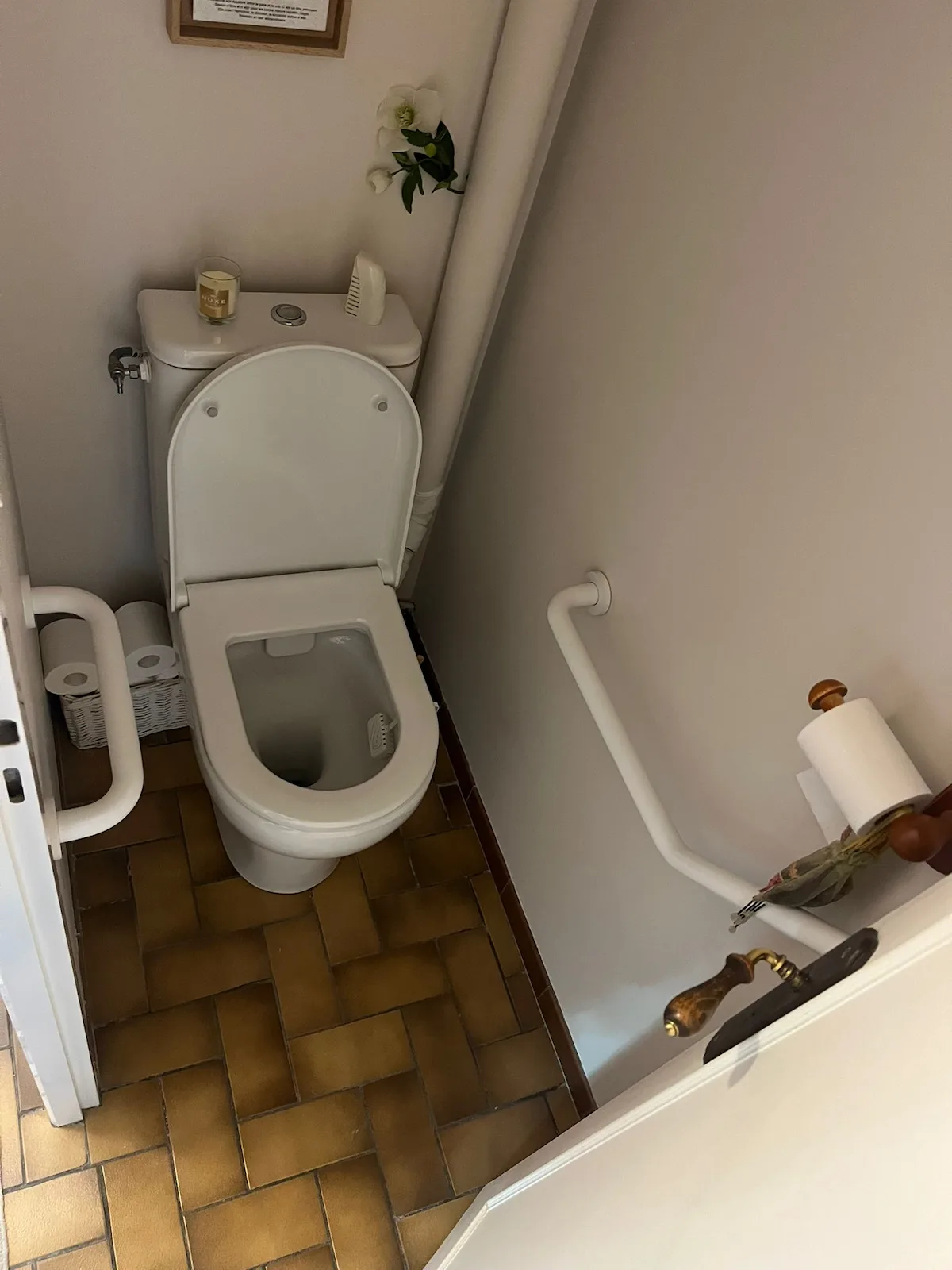 Barres d'appui PMR installées de part et d'autre des toilettes pour personne à mobilité réduite