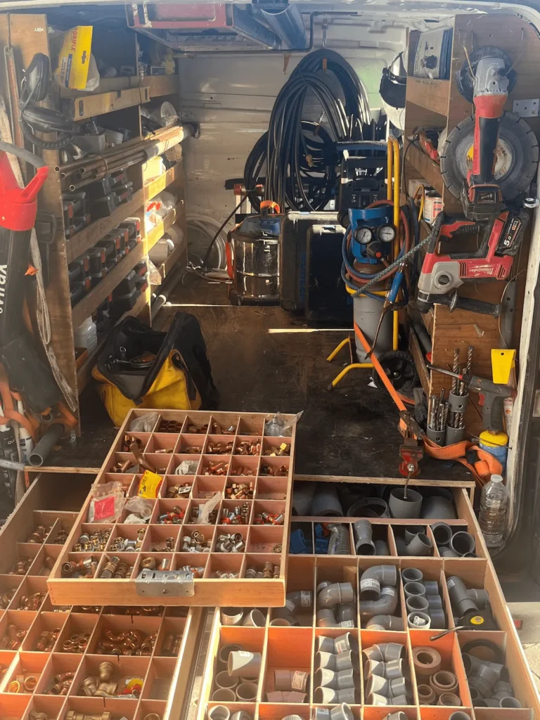 interieur du fourgon MI2P, on y voit que chaque espace est optimiser et qu'il y a une multitude de pièces et d'outils permettant de répondre à la plupart des demandes urgentes