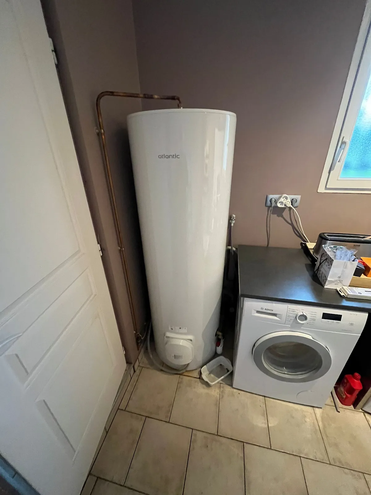 Chauffe-eau Atlantic 300L neuf installé dans une buanderie, secteur 87700
