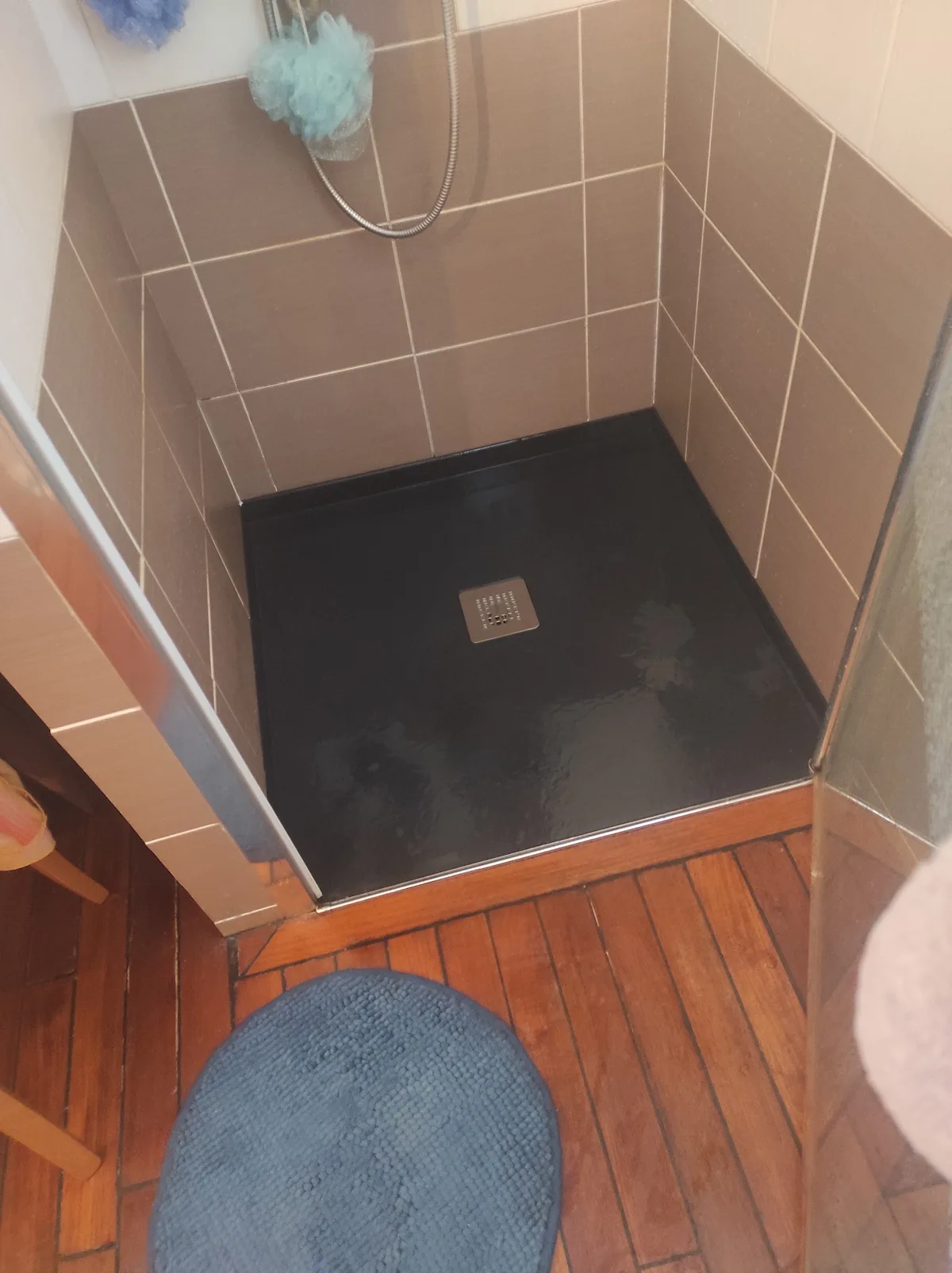 Receveur de douche plein noir posé en remplacement du receveur carrelé, secteur 87600