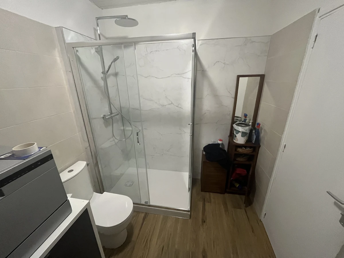Rénovation salle de bain à Limoges Ouest par MI2P — remplacement baignoire par receveur de douche sur pieds, raccordements plomberie visibles